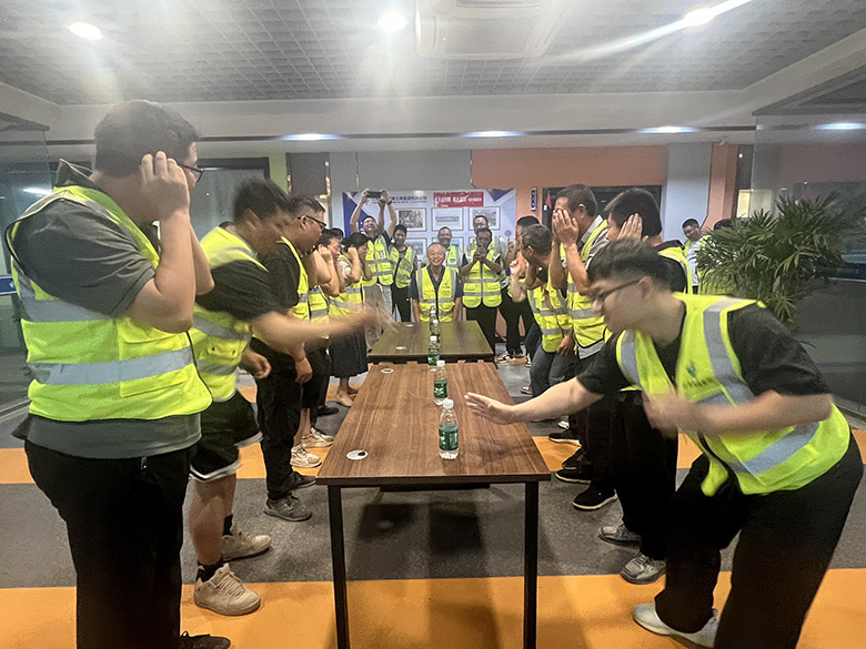 月照团圆路 情暖筑路人